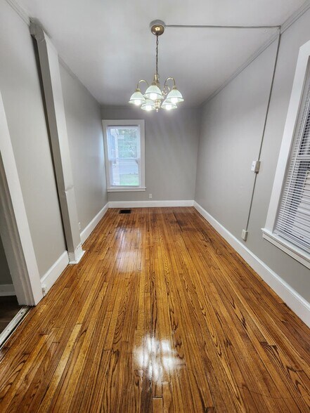 Building Photo - 202 Hallock Ave