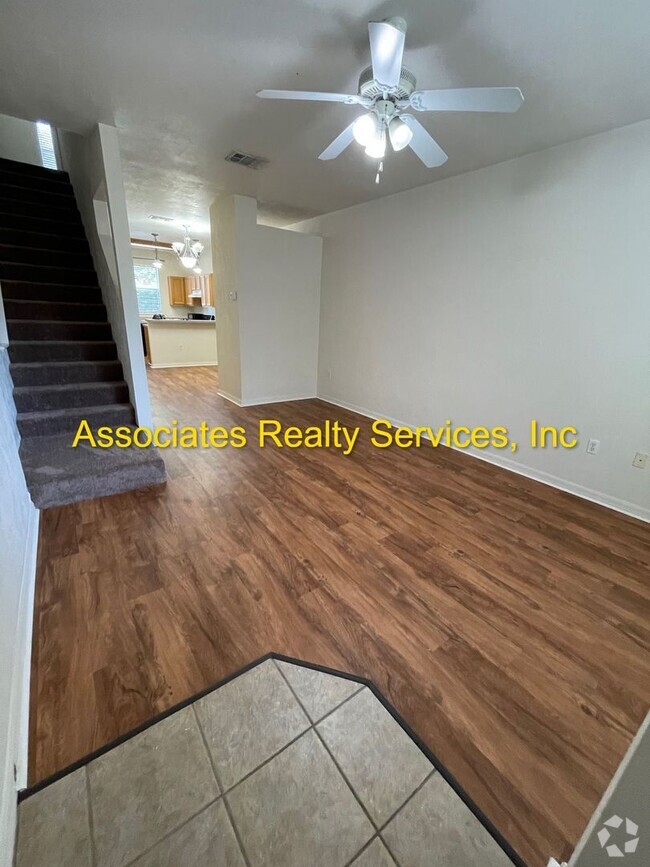 Building Photo - Close to Campus!! 2Br/2.5Ba
