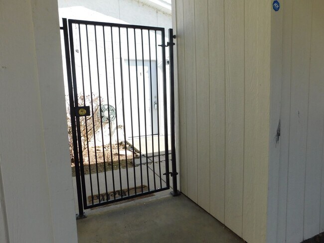 Building Photo - 869 Iowa Ave