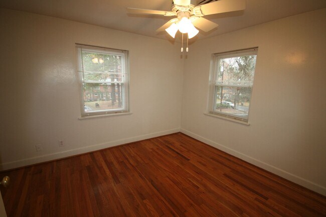 Building Photo - Lovely End Unit Townhouse / W&D / Near Duk...