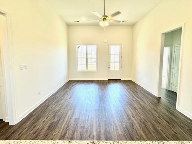 Building Photo - Move In Special! Now Leasing a 4 bedroom 2...
