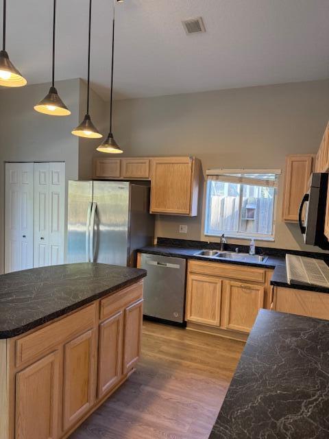 Building Photo - 2420 SE Springtree Pl