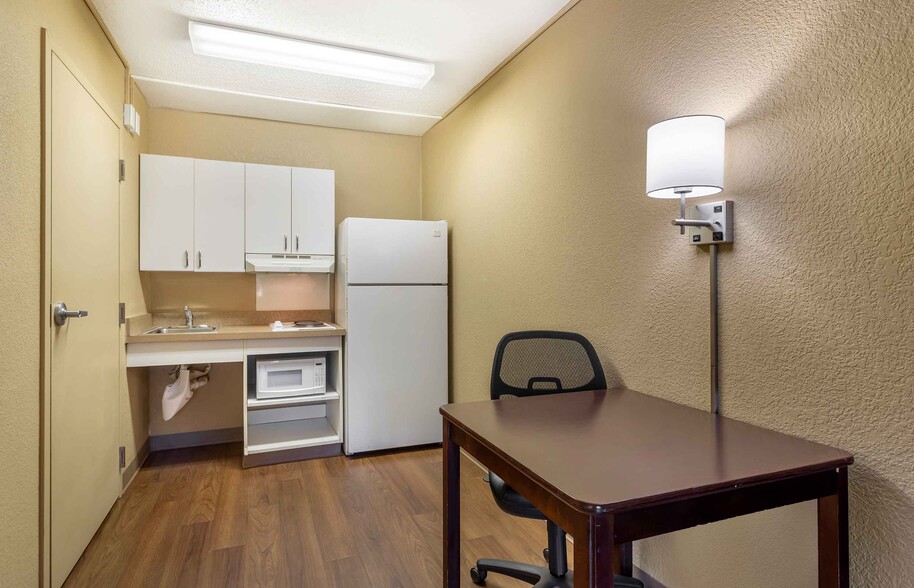 Building Photo - Furnished Studio-Fresno - North