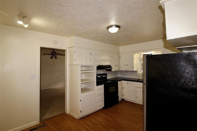 Building Photo - 2000 E Alameda St