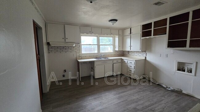 Building Photo - 2213 SE 22nd Ave