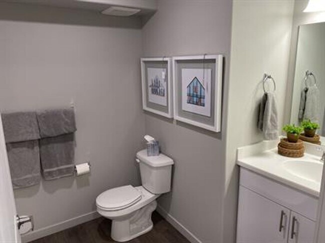 Building Photo - 2 Bed 1 Bath 1st Floor unit in Provo!