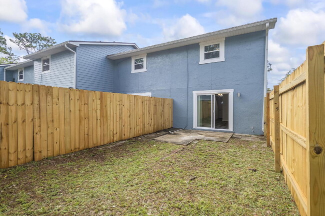 Building Photo - "Charming 2-Bed Townhouse with Modern Comf...