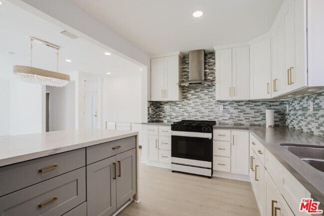 Building Photo - 9620 Woodale Ave