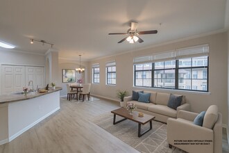 Building Photo - Spacious Updated 1x1  806 square feet! Top...