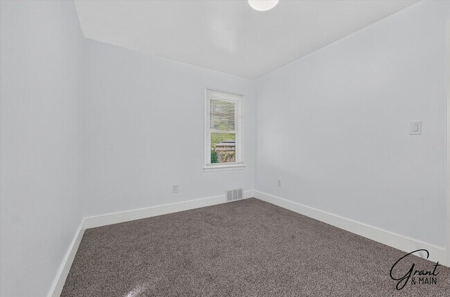Building Photo - 3 Bedroom - 1 Bath - Warrendale - $1450