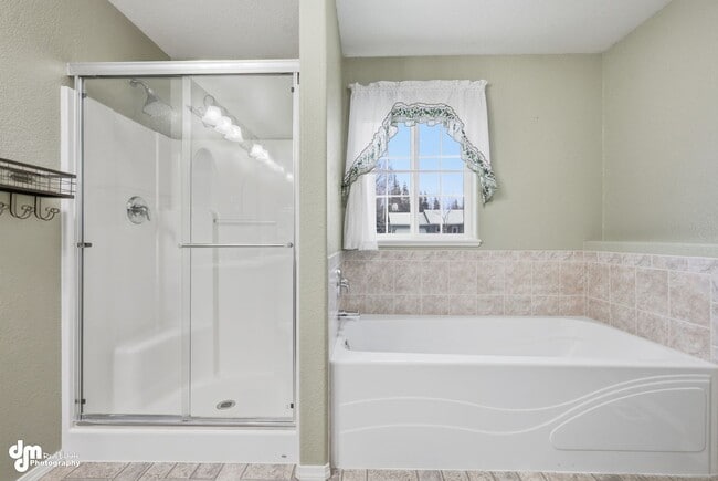 Building Photo - 3 BEDROOM | 2 BATHROOM | 2 CAR GARAGE