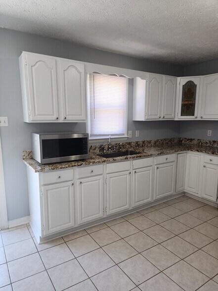 Building Photo - 2408 Crabtree Ct