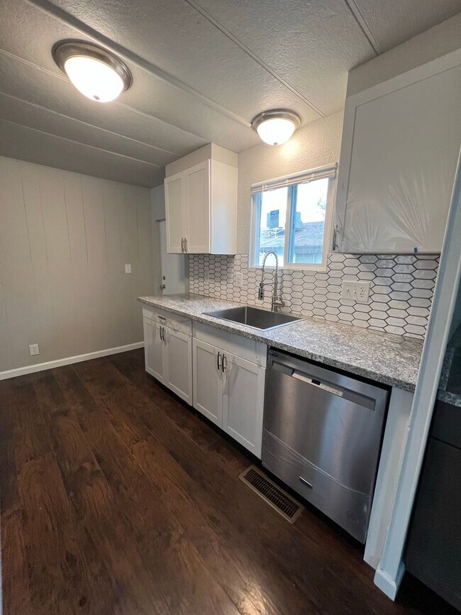 Building Photo - 2 bedroom 1 bathroom with  bonus room located in the Avenues