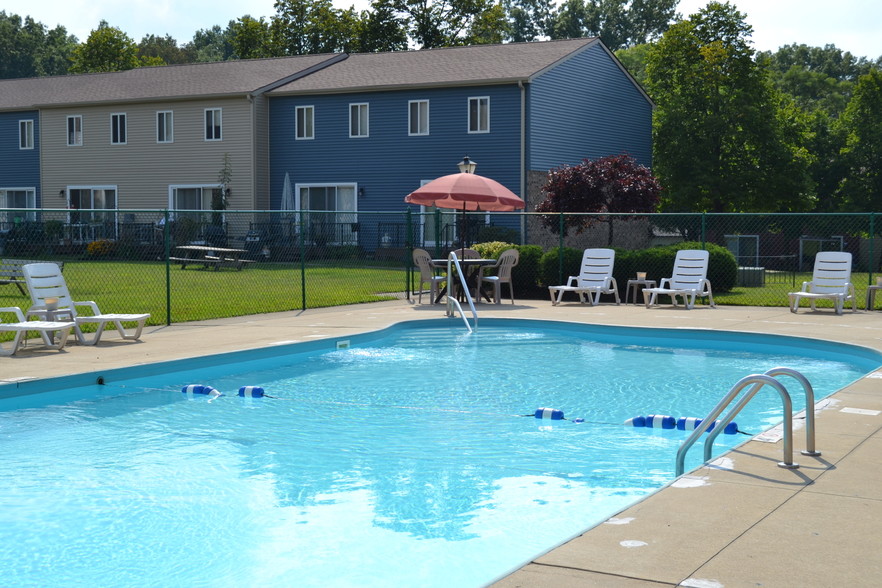 Pool with sundeck - Carnegie Arms