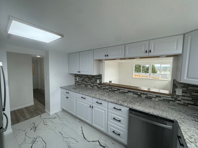 Building Photo - Updated 3 bedroom house