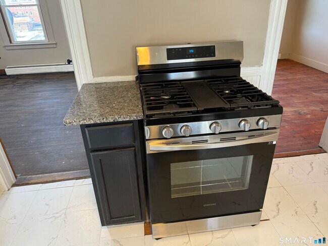 Building Photo - 154 Daly Ave