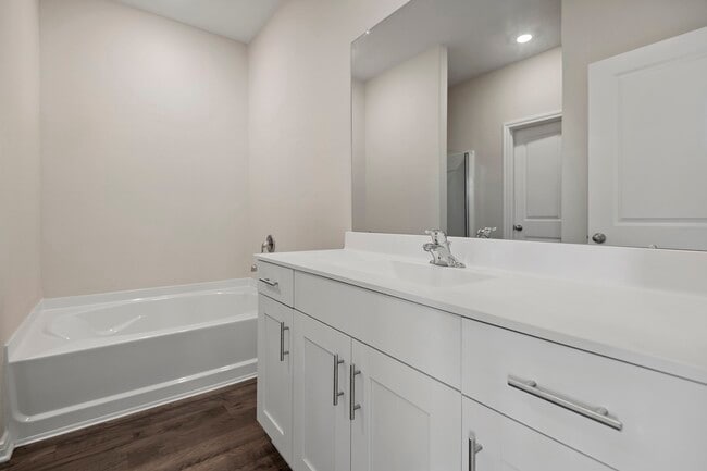 Building Photo - 15463 Maple Ter Dr