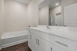Building Photo - 15875 Berry Hl Dr