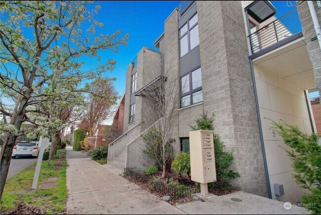 Building Photo - Welcome Home Modern Townhome in Georgetown