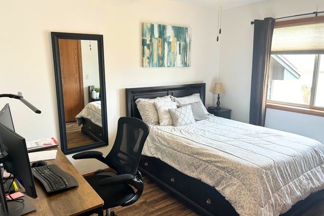 Building Photo - Spacious & Stylish Home in a Prime Location!