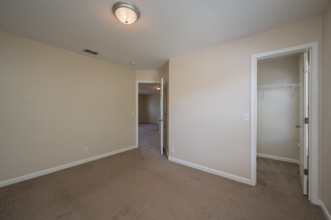 Building Photo - **5-BEDROOM HOME IN AMENITY-RICH MCKAY'S M...