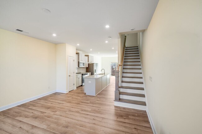 Building Photo - 2BR Townhome w/ 2 En-Suite Baths + Garage in 28208