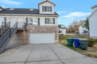 Building Photo - Easy Street Duplex