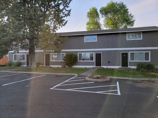 Building Photo - Drexel Redmond Townhouses