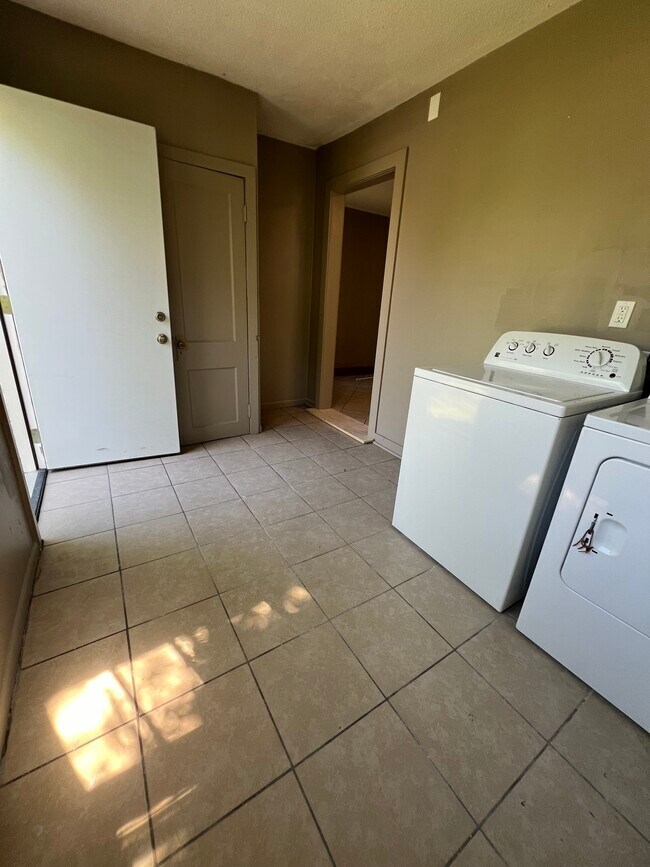 Building Photo - 20 E 15th Ave