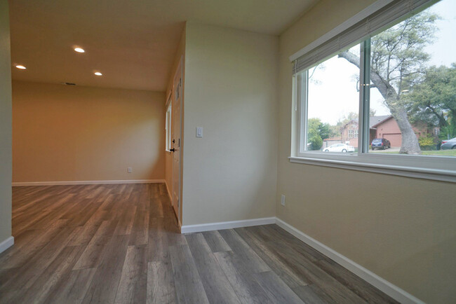 Building Photo - Beautifully remodeled halfplex in desirabl...