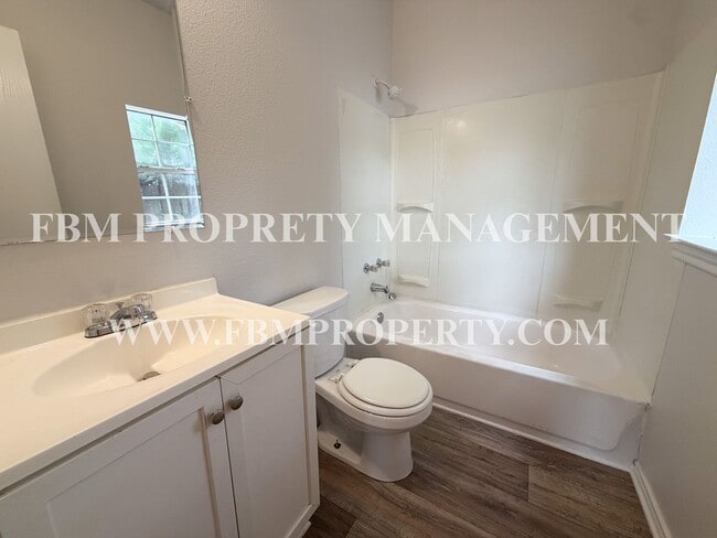 Building Photo - 1309 N Clay St