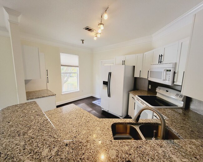 Building Photo - Stunning 2/2 Condo For Rent in Mirabella -...