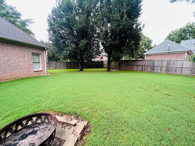 Building Photo - Beautiful Collierville home tucked away in...