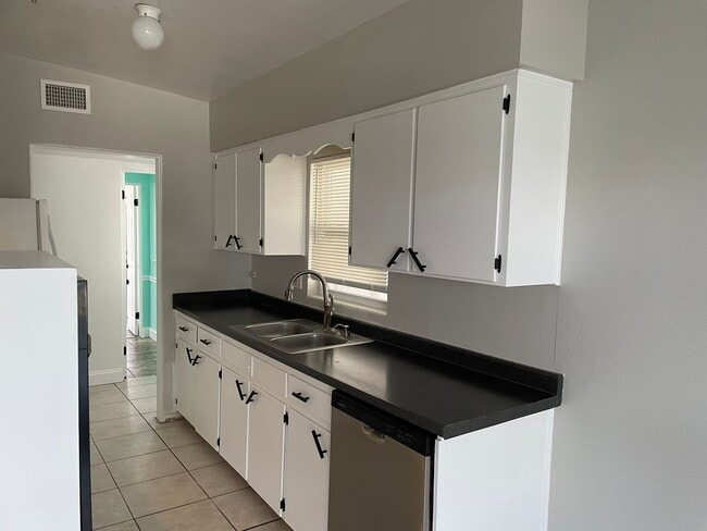 Building Photo - 3/1 -1/2 POOL HOME IN CASSELBERRY