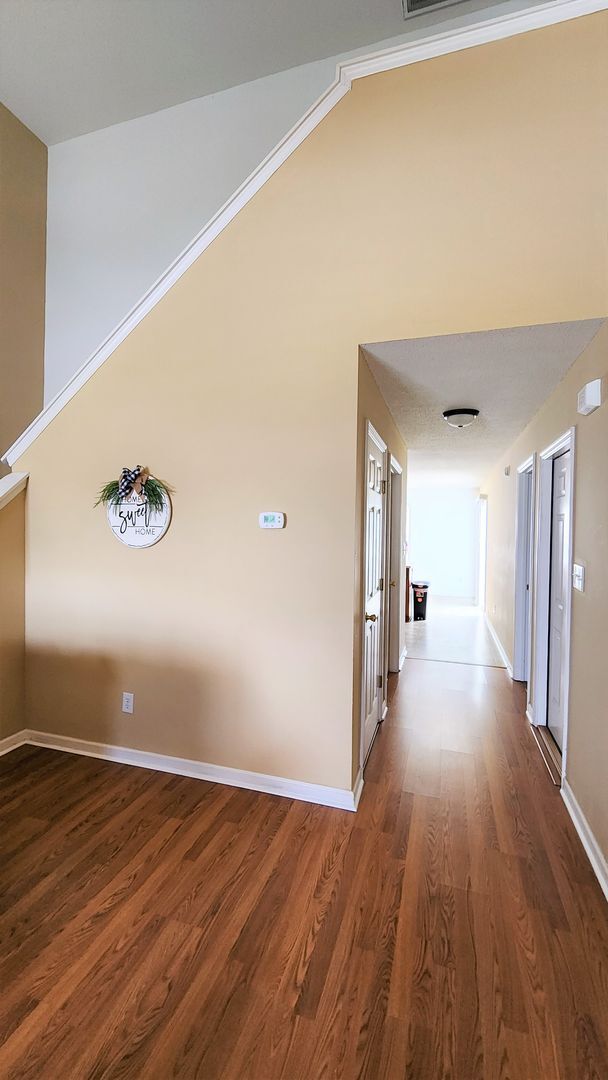 Building Photo - Beautiful 3 bed 2 1/2 bath townhome in a g...