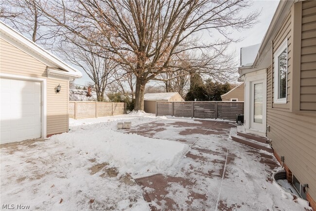 Building Photo - 23915 Glenhill Dr