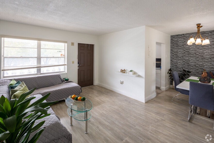 Primary Photo - Sans Souci Tennis Apartments