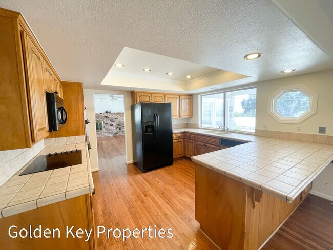 Building Photo - Beautiful ocean-view home located in the h...