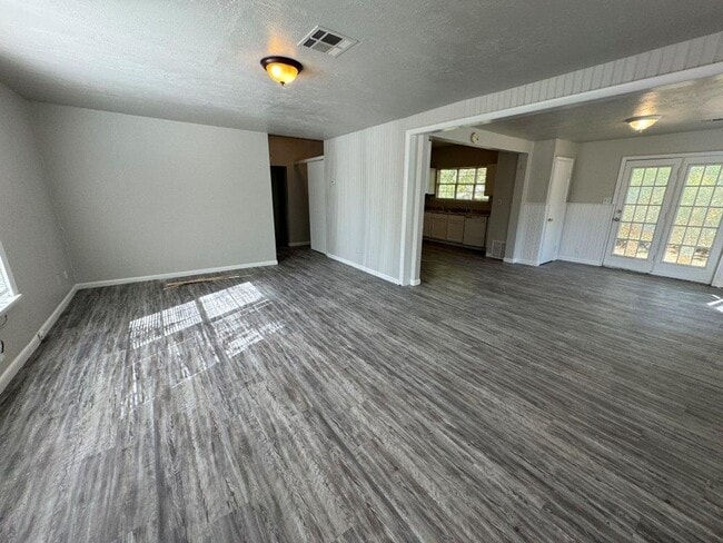 Building Photo - 2 bed 1 bath in Chickasha updates throughout!  250 off your move in by Feb 1st!