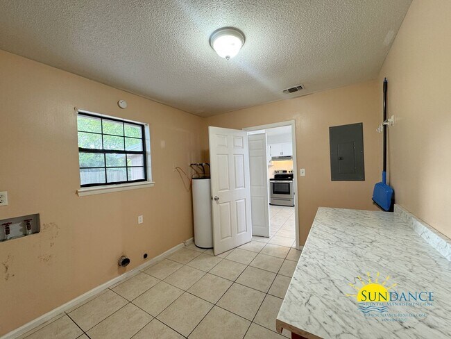 Building Photo - Charming 2-Bedroom Home with Bonus Room in Mary Esther!