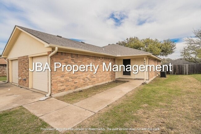 Building Photo - 807 White Rock St