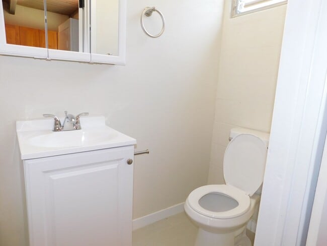 Building Photo - 2-bed 2-bath 1- parking Tropic Gardens Town House for rent!