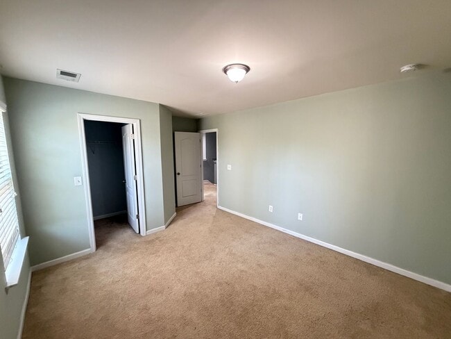 Building Photo - Expansive 5-Bedroom, 3-Story Home in Desirable Harrisburg Neighborhood