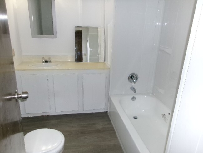 Building Photo - Large 1700 SF 3 bed 2 bath home