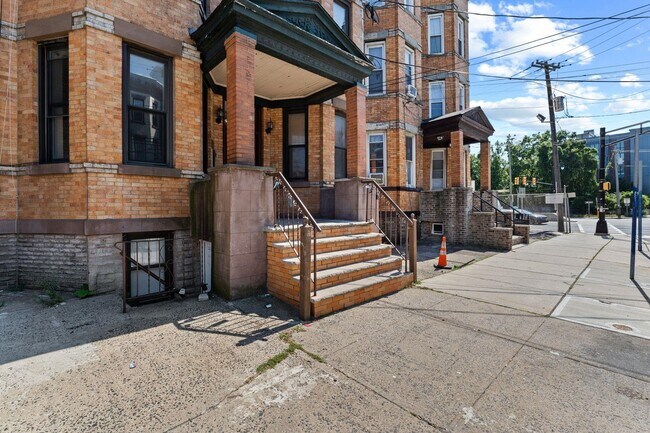 Building Photo - 378 Baldwin Ave
