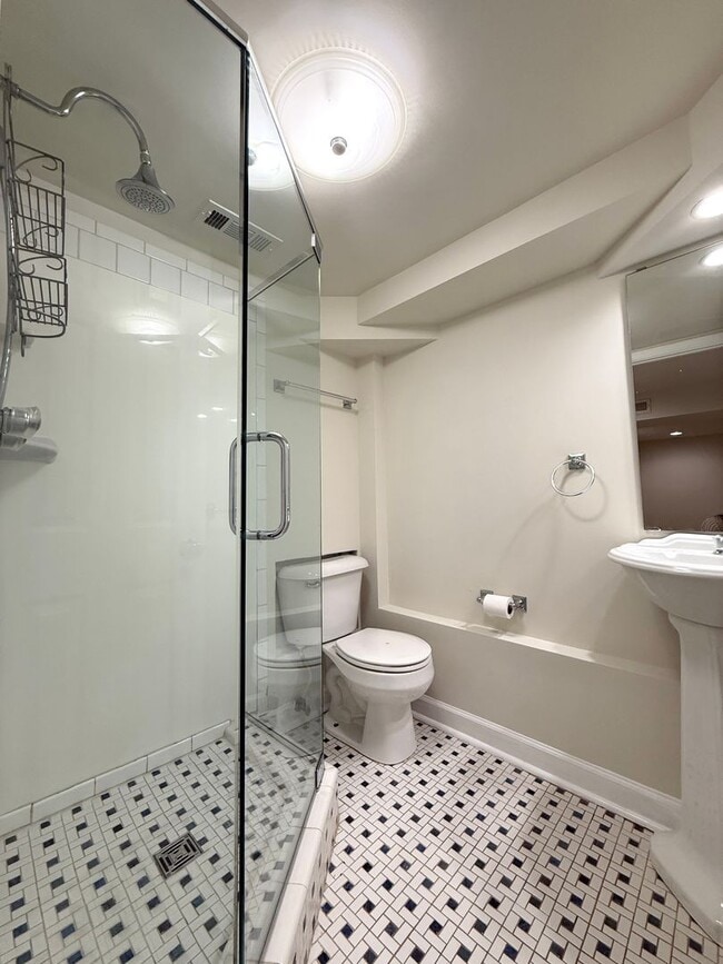 Building Photo - Bright & Spacious Home in the City