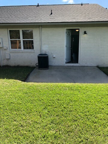 Building Photo - Forest Hills Completely Remodeled Duplex