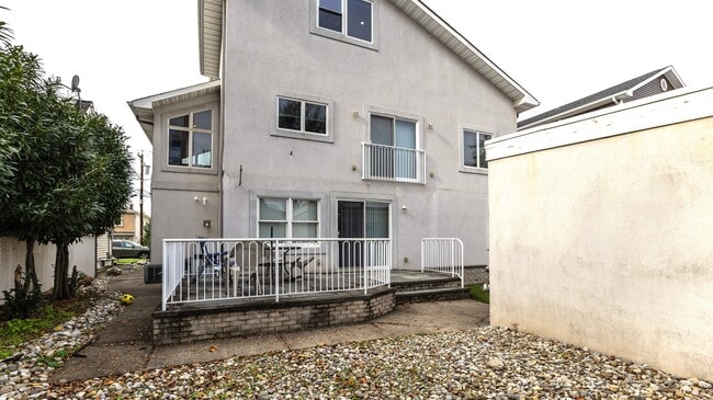 Building Photo - 770 6th St