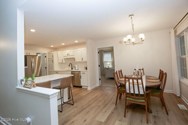 Building Photo - 681 Ginesing Dr