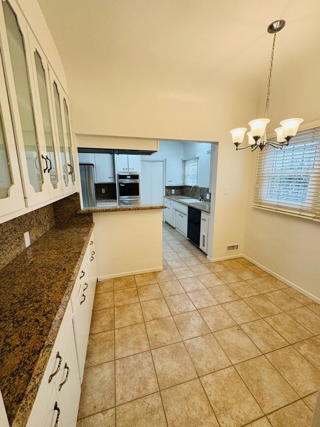 Building Photo - 902-360 N MANSFIELD AVE